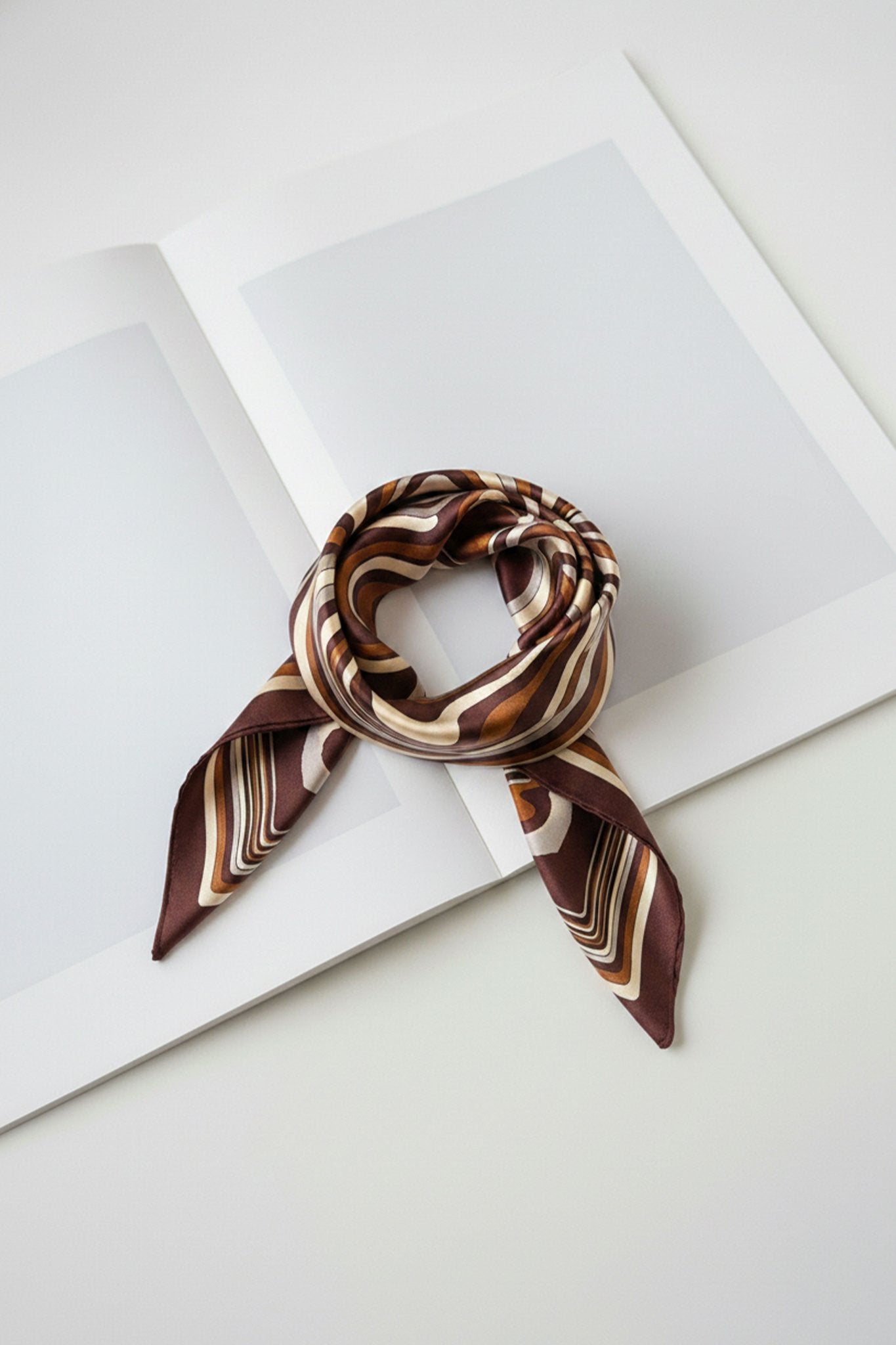 Schal in Taupe – gemustert