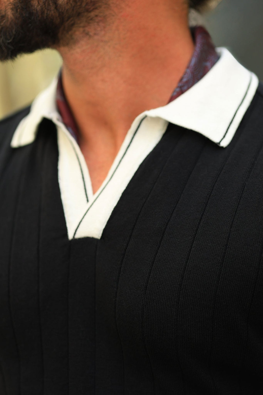 Premium Qualität Strickpullover in Schwarz – 100% Baumwolle, mit vertikalem Kontraststreifen