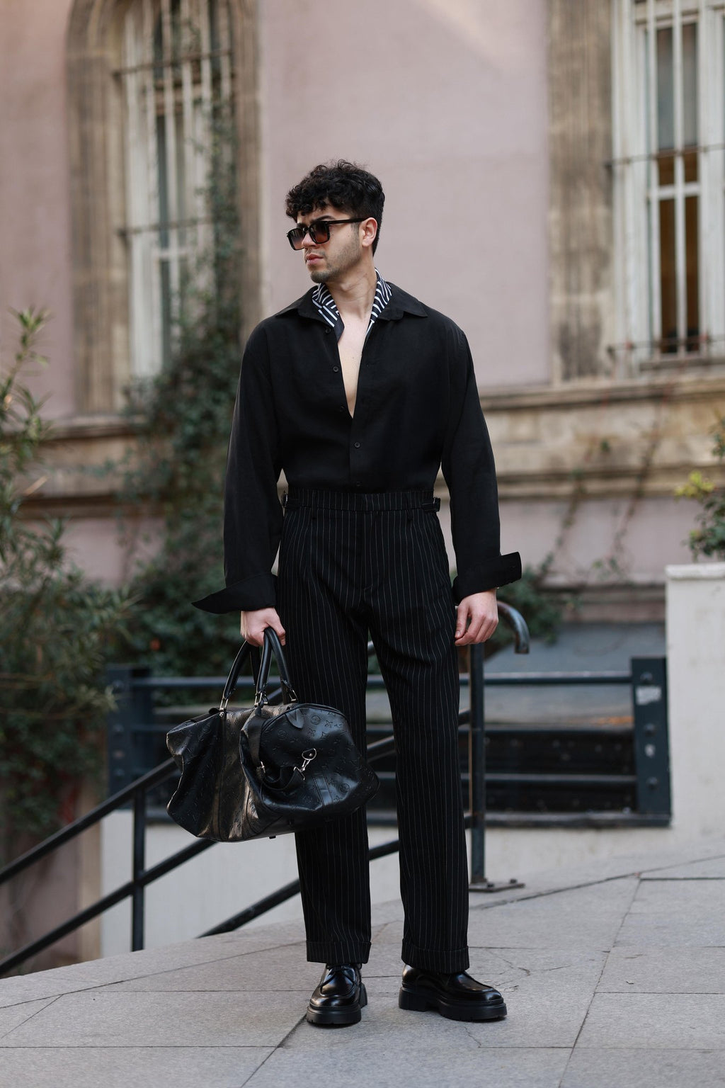 Erstklassig Hose in Schwarz – mit Doppelbundfalte, mit seitlichem Hakenverschluss und Streifendetail, hohe Taille