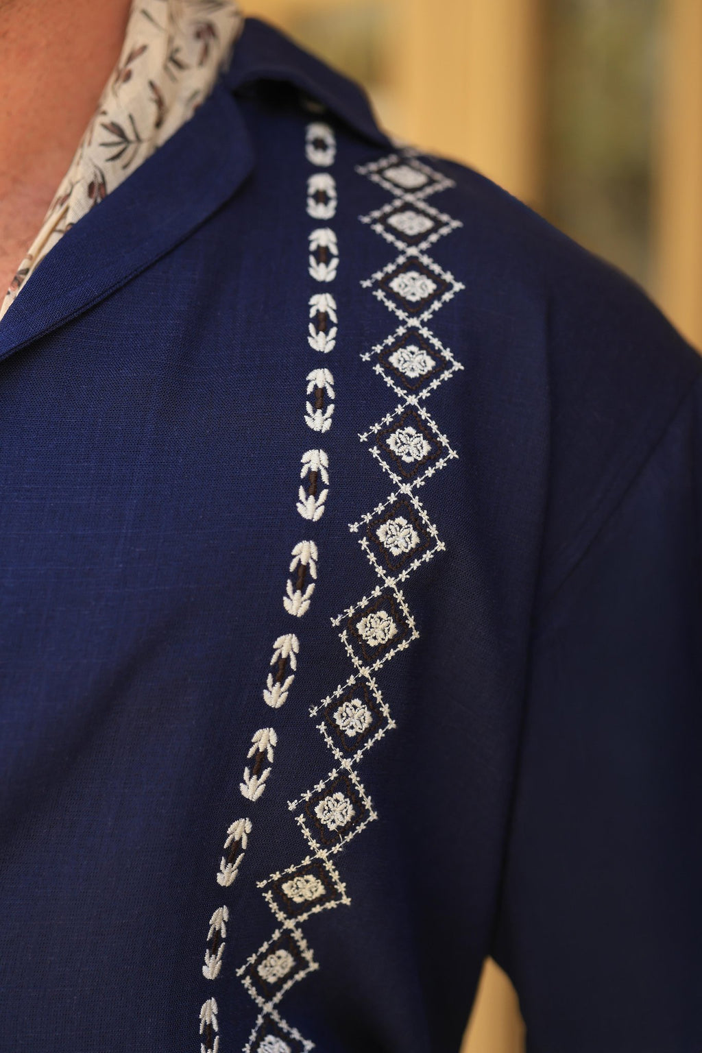 Premium Qualität Hemd in Marineblau – 70% reines Leinen / 30% Baumwolle, mit Stickerei