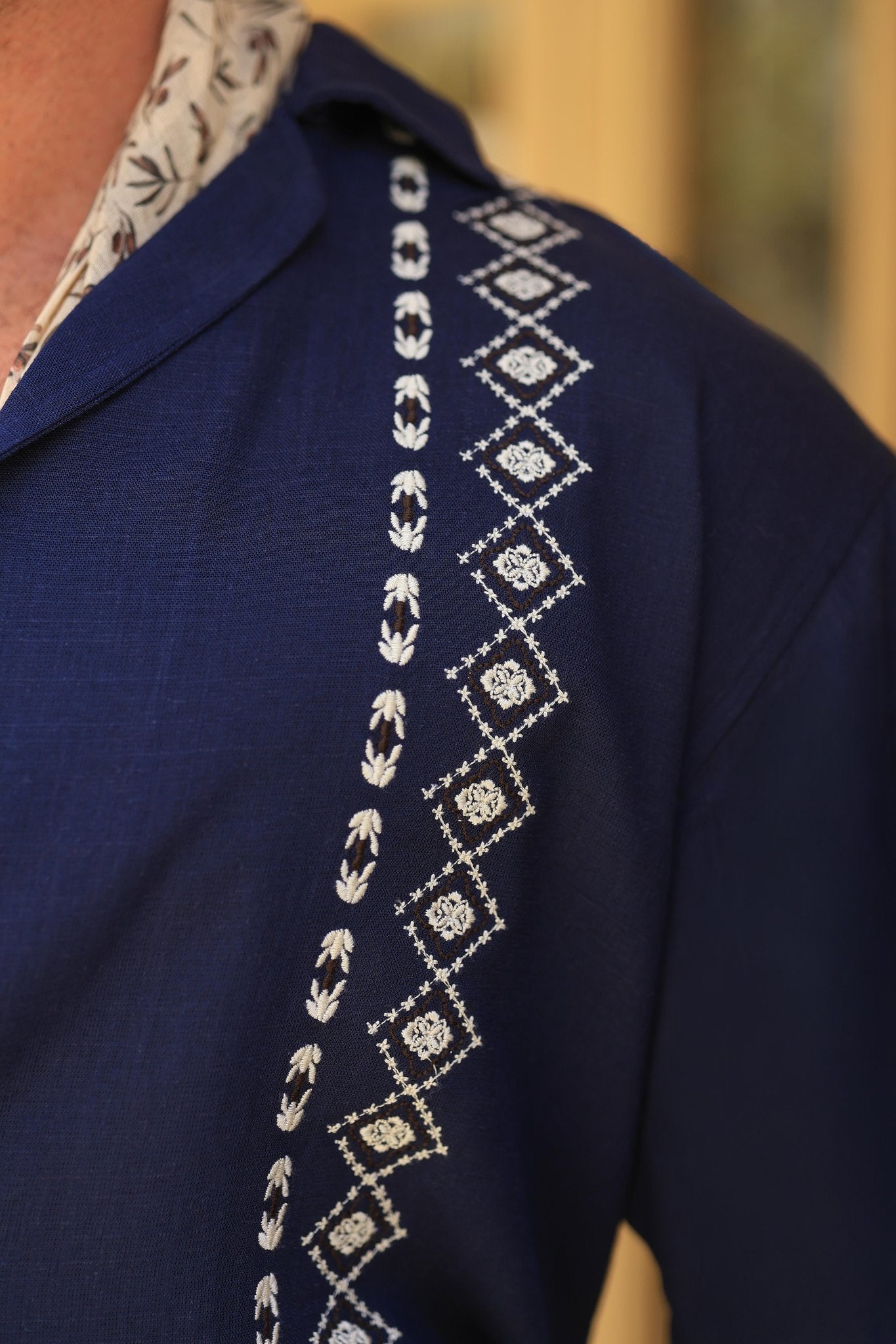 Premium Qualität Hemd in Marineblau – 70% reines Leinen / 30% Baumwolle, mit Stickerei