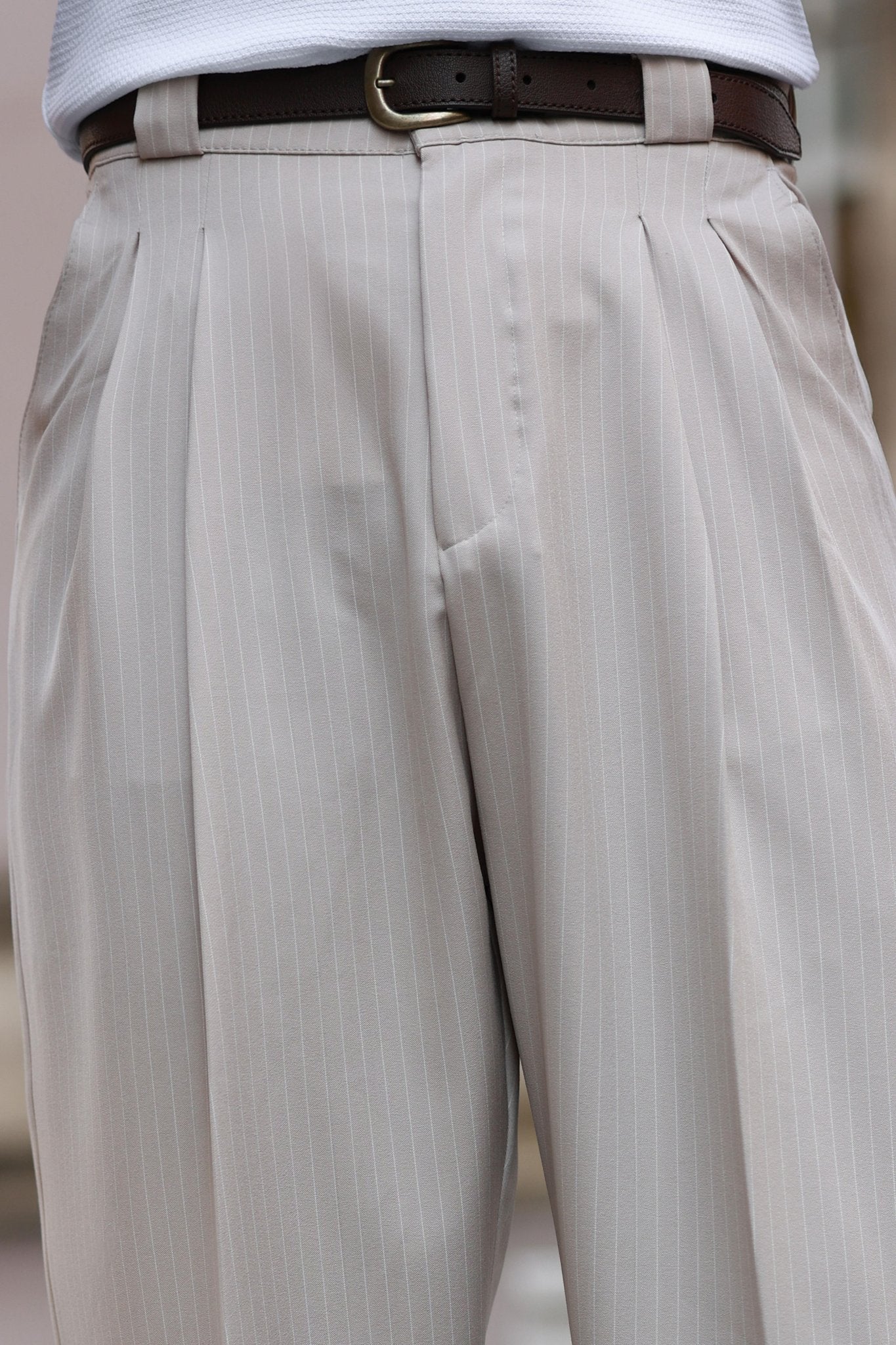 Premium Qualität Hose in Beige – mit Streifendetail, mit Doppelbundfalte, Boyfriend, hohe Taille