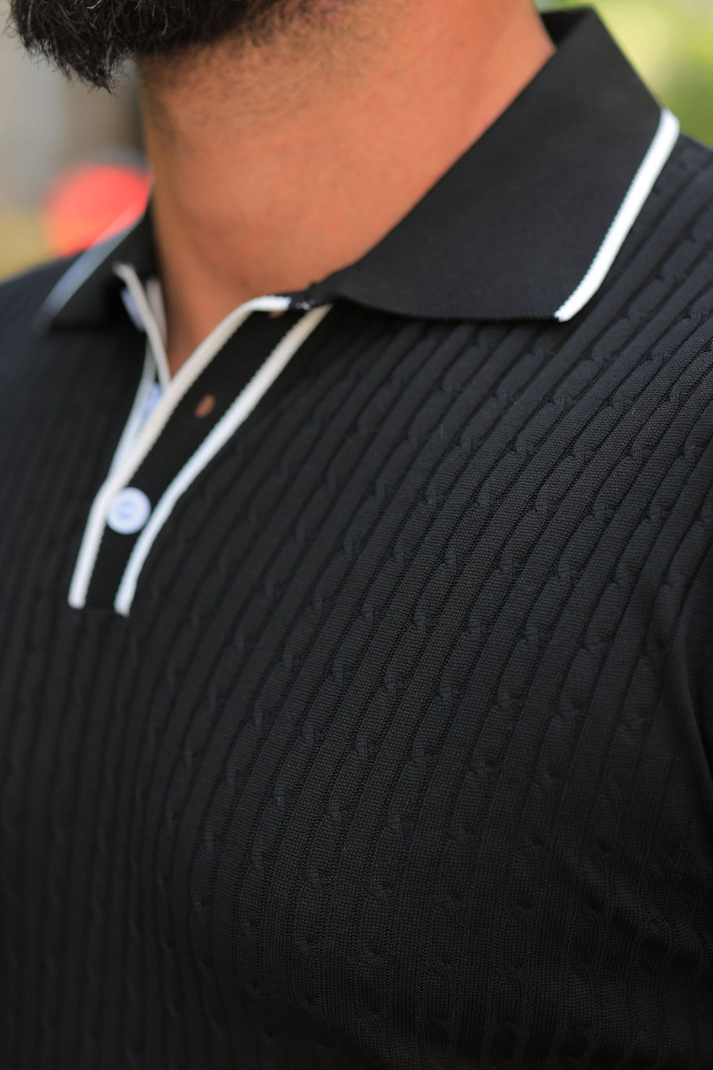 Strickpullover in Schwarz – italienischer Kragen, Jacquard, mit Knopfdetail, Regular Fit