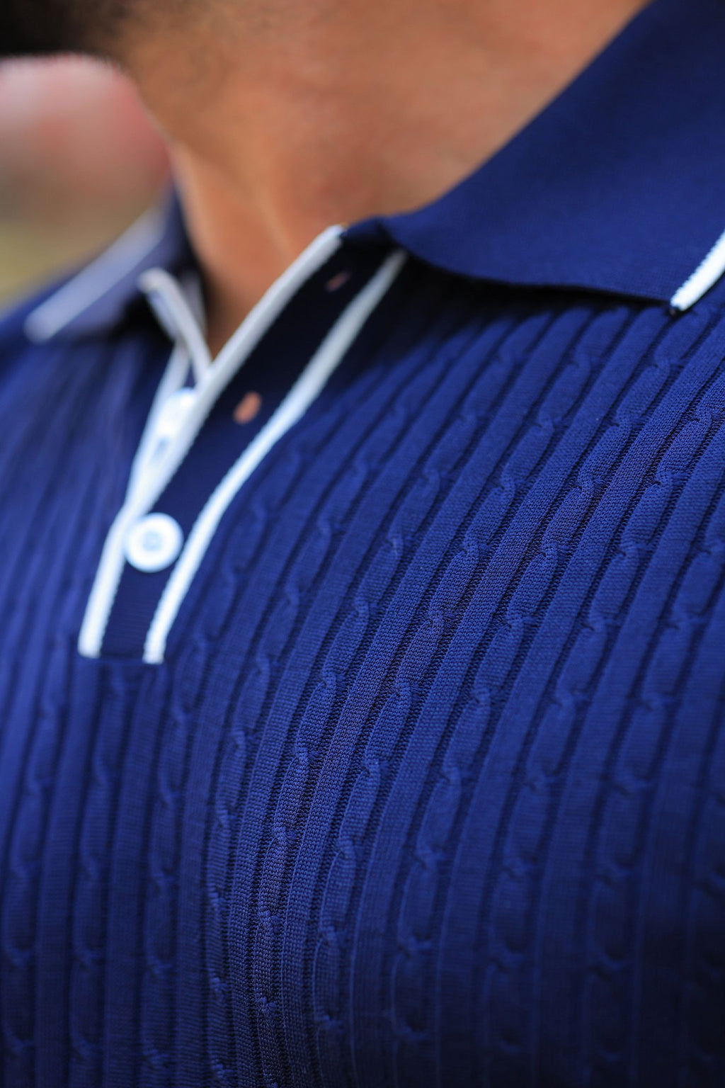 Strickpullover in Marineblau – italienischer Kragen, Jacquard, mit Knopfdetail, Regular Fit