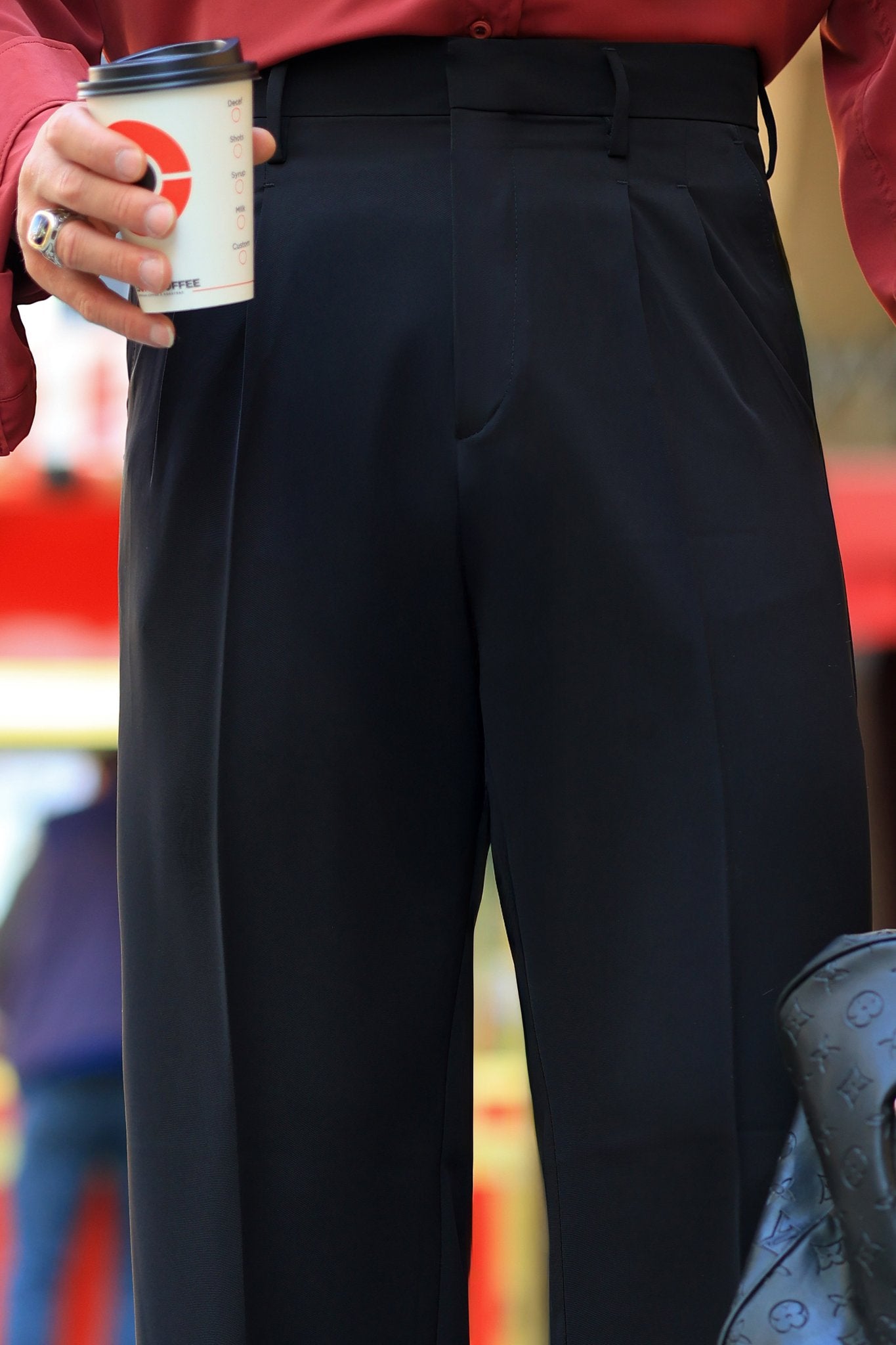 Baggy-Hose in Schwarz – Baumwolle-Viskose, mit Doppelbundfalte, Oversize