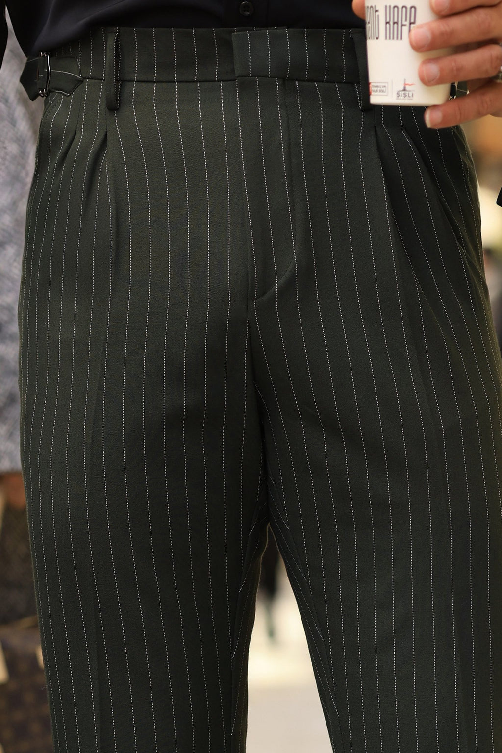 Erstklassig Hose in Khaki – mit Doppelbundfalte, mit seitlichem Hakenverschluss und Streifendetail, hohe Taille
