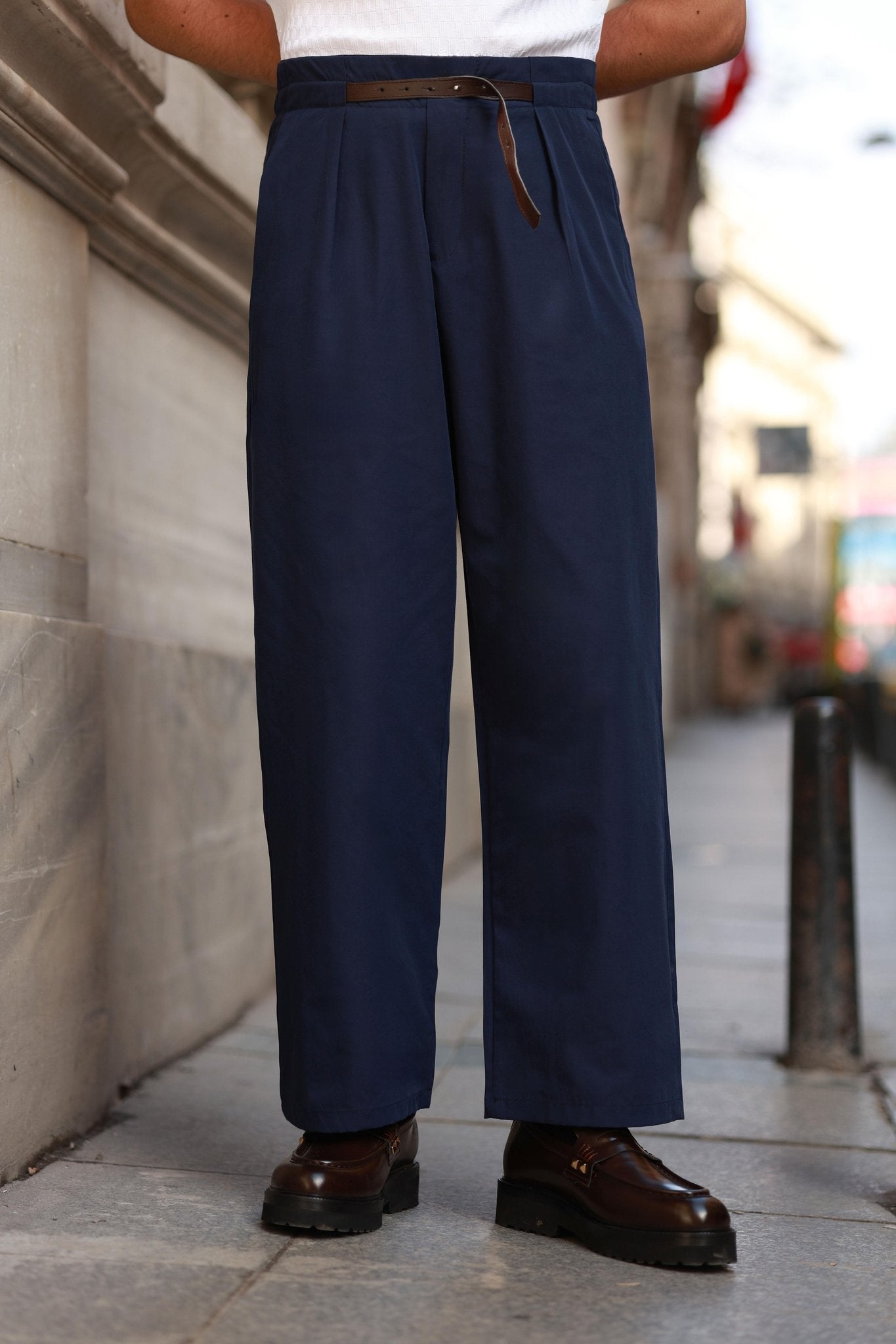 Premium Qualität Hose in Marineblau – mit Ledergürtel-Detail, Casual, Boyfriend, hohe Taille