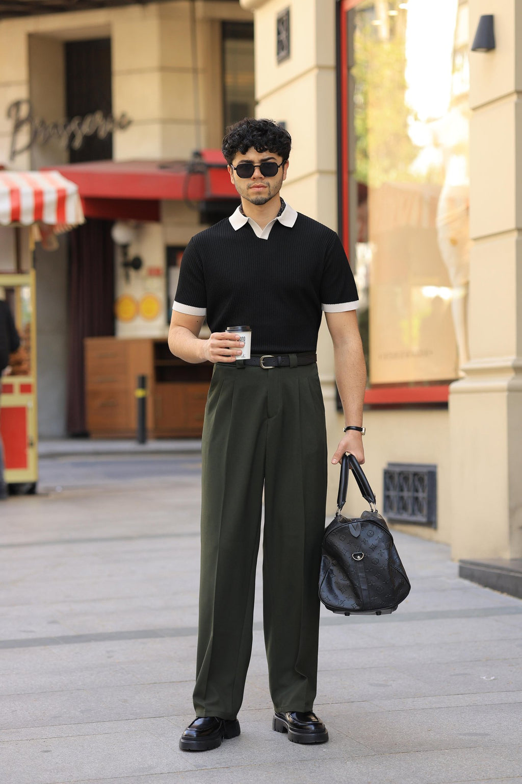 Premium Qualität Hose in Khaki – mit Doppelbundfalte, hohe Taille, mit breiten Gürtelschlaufen, Baggy Fit