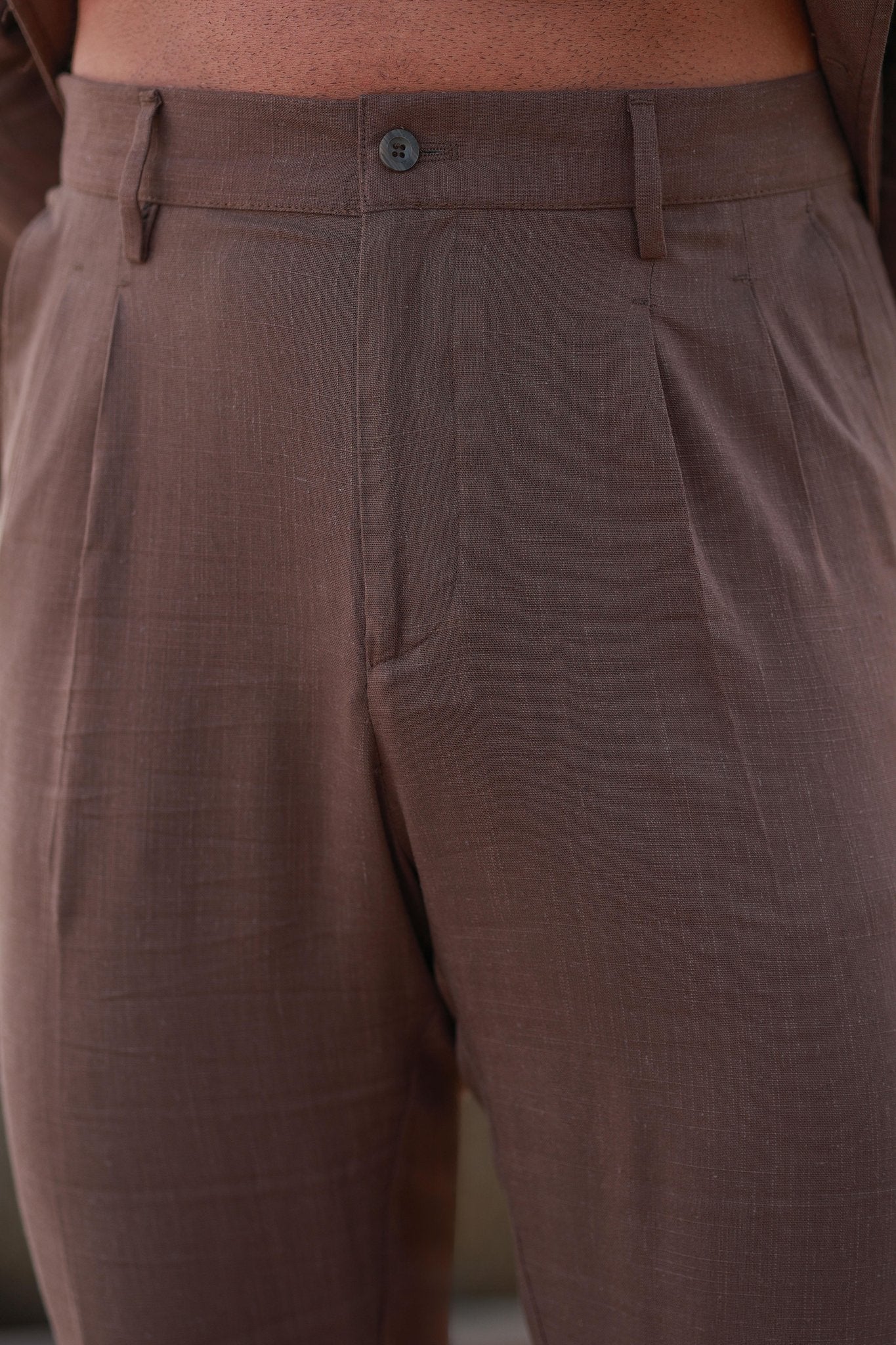 Premium Qualität Hose in Braun – 70% reines Leinen / 30% Baumwolle, italienischer Stil, Regular Fit, mit Doppelbundfalte