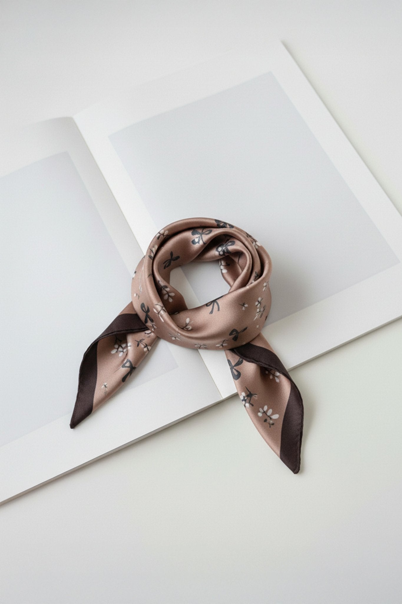 Schal in Dunkelbeige – gemustert