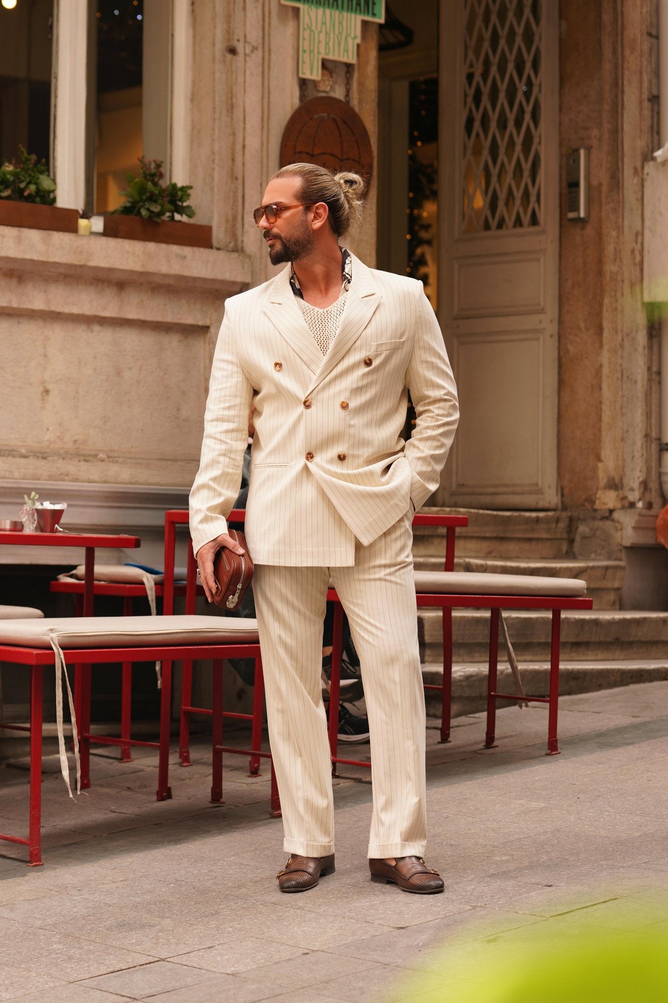 Hose in Ecru – italienischer Stil, Relaxed Fit, mit Doppelbundfalte, mit Gürteldetail, hohe Taille