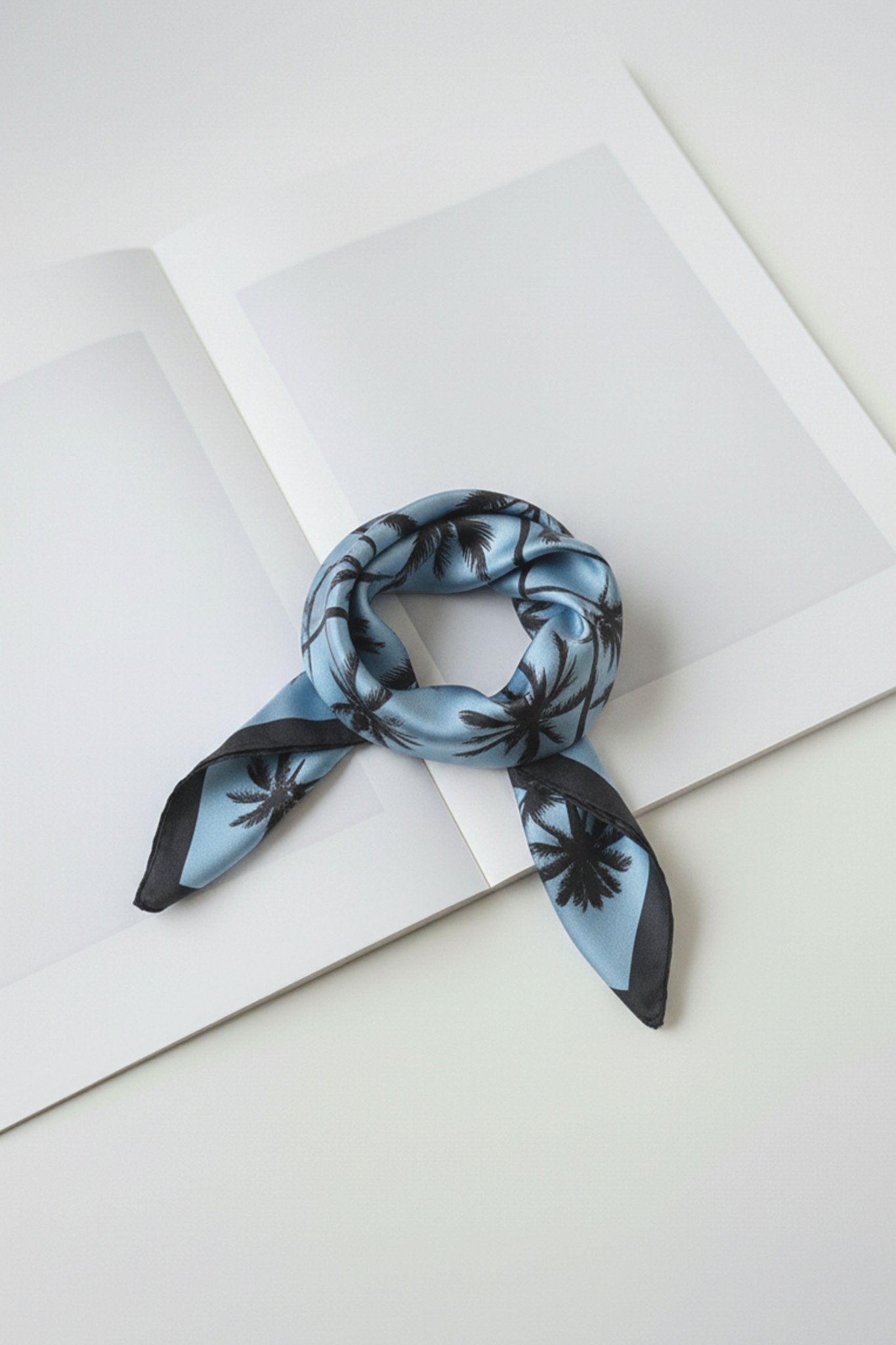 Schal in Hellblau