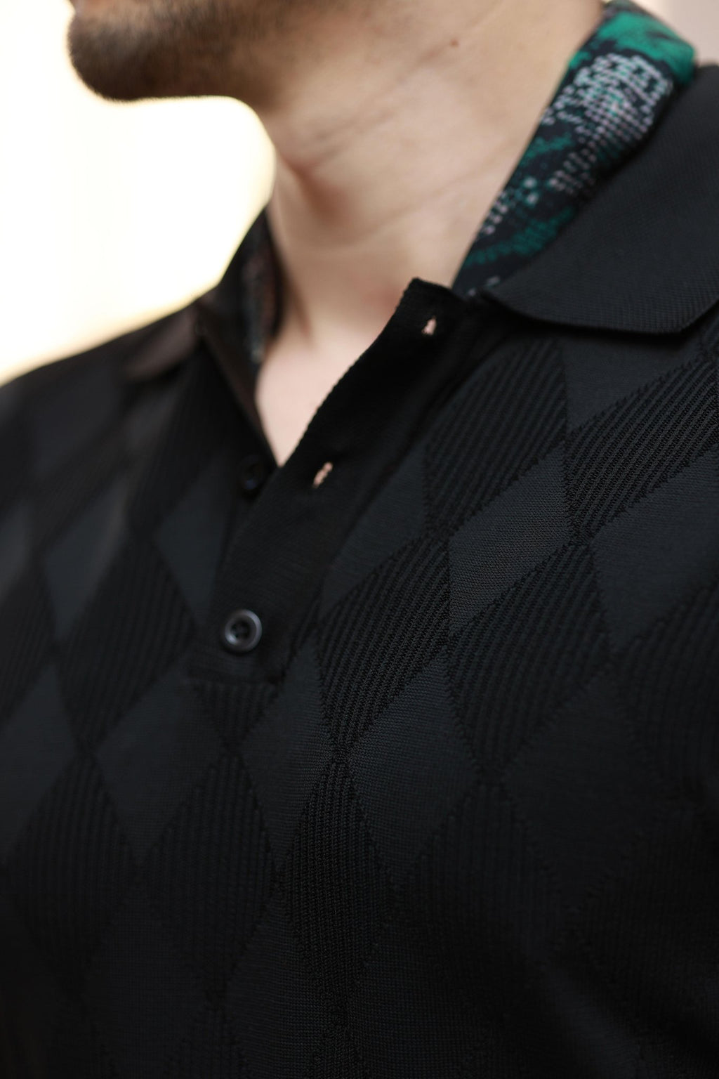 Erstklassig Strickpullover in Schwarz – mit Knöpfen, italienischer Kragen, Jacquard