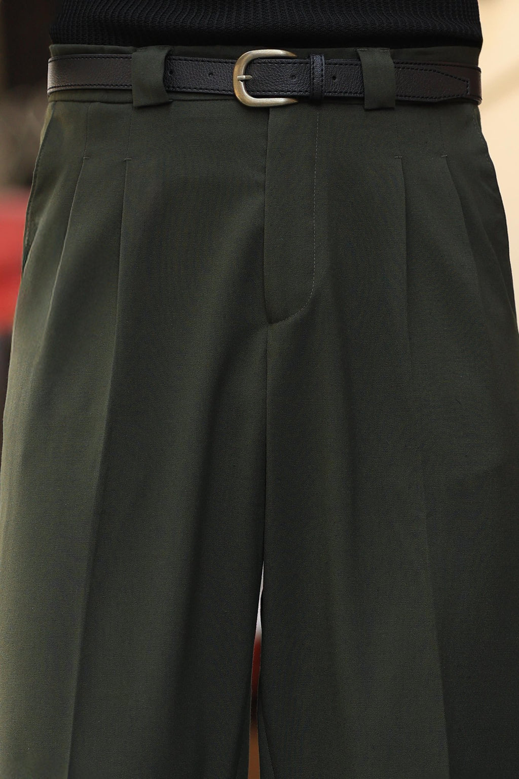 Premium Qualität Hose in Khaki – mit Doppelbundfalte, hohe Taille, mit breiten Gürtelschlaufen, Baggy Fit