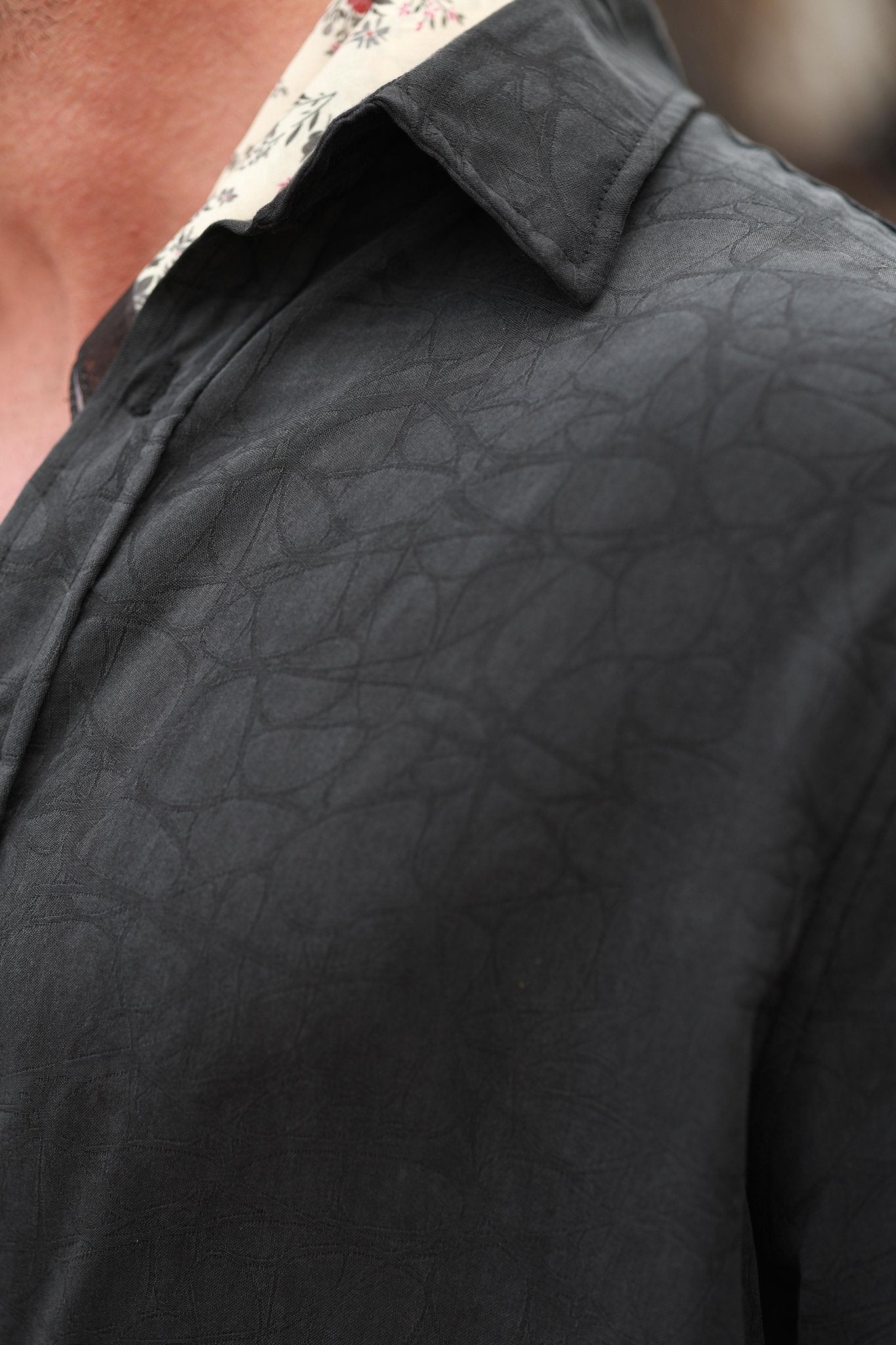 Premium Qualität Hemd in Schwarz – Oversize, mit Jacquardmuster, sommerlich, leger