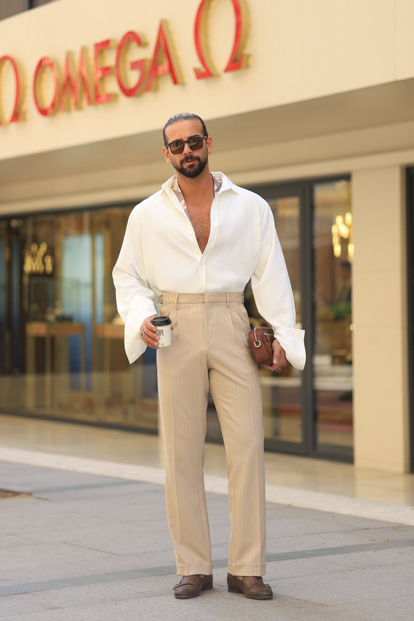 Erstklassig Hose in Beige – mit Doppelbundfalte, mit seitlichem Hakenverschluss und Streifendetail, hohe Taille
