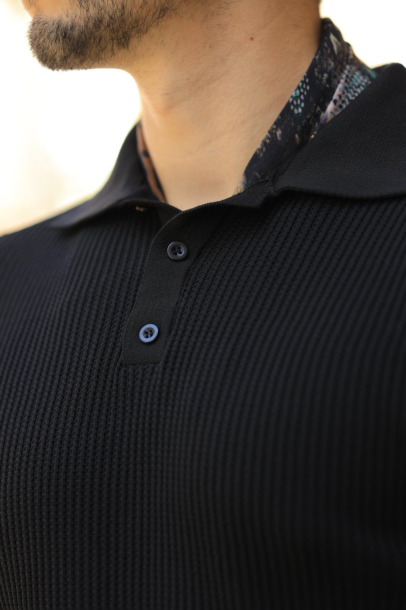 Premium Qualität Strickpullover in Schwarz – strukturiert, Polokragen