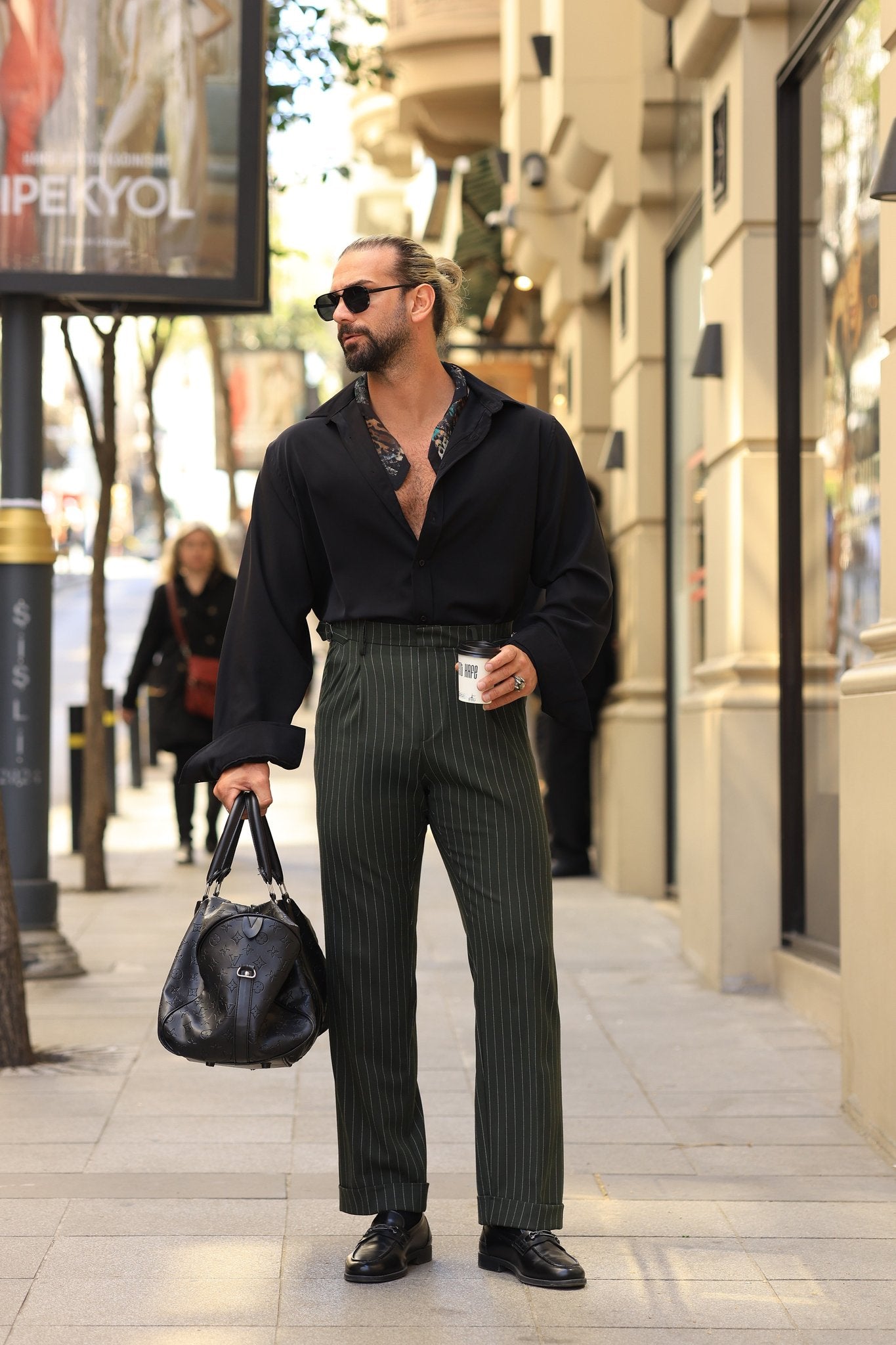 Erstklassig Hose in Khaki – mit Doppelbundfalte, mit seitlichem Hakenverschluss und Streifendetail, hohe Taille