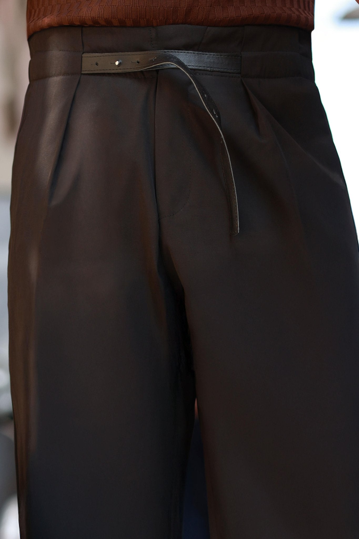 Premium Qualität Hose in Schwarz – mit Ledergürtel-Detail, Casual, Boyfriend, hohe Taille