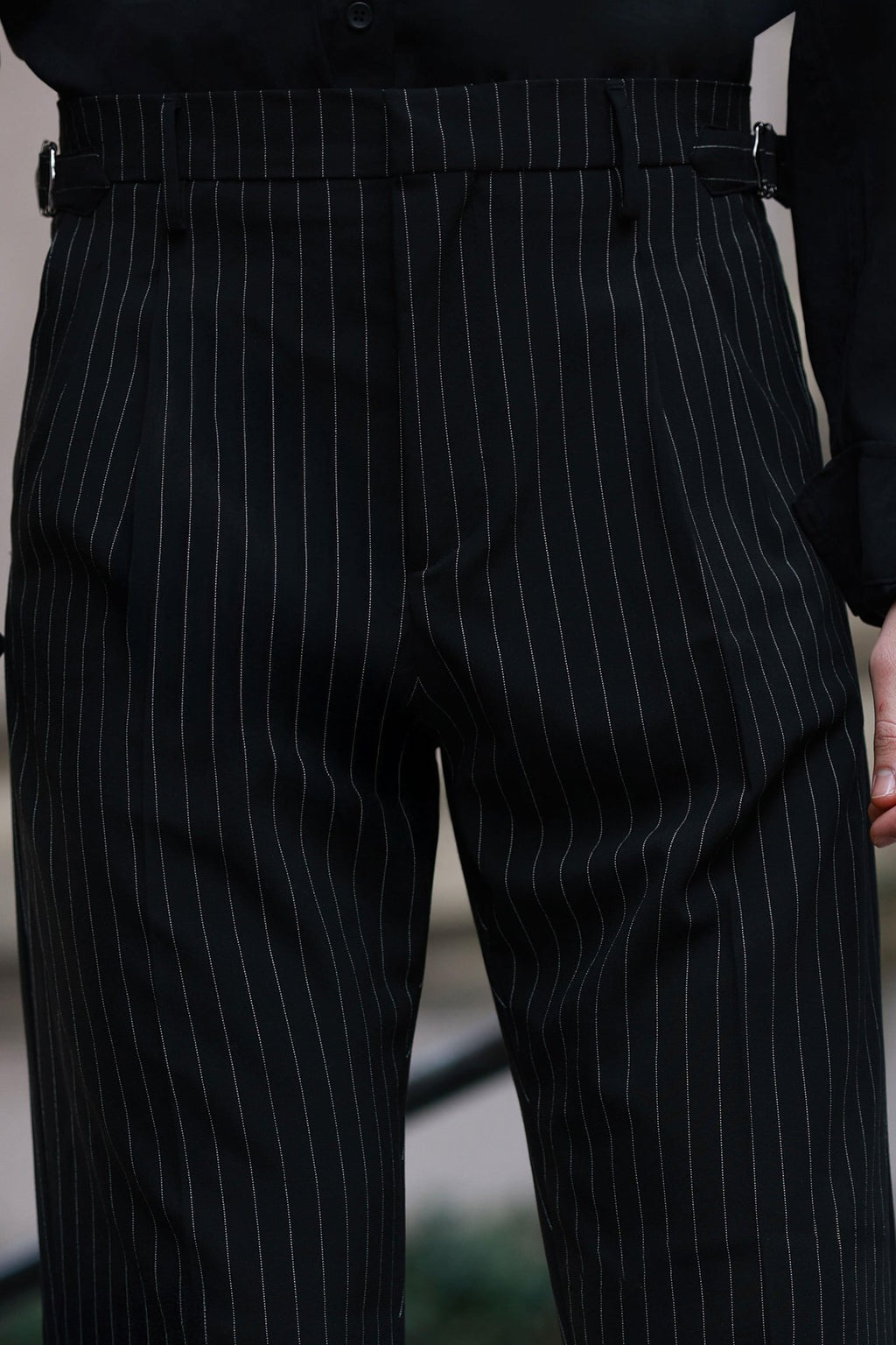 Erstklassig Hose in Schwarz – mit Doppelbundfalte, mit seitlichem Hakenverschluss und Streifendetail, hohe Taille