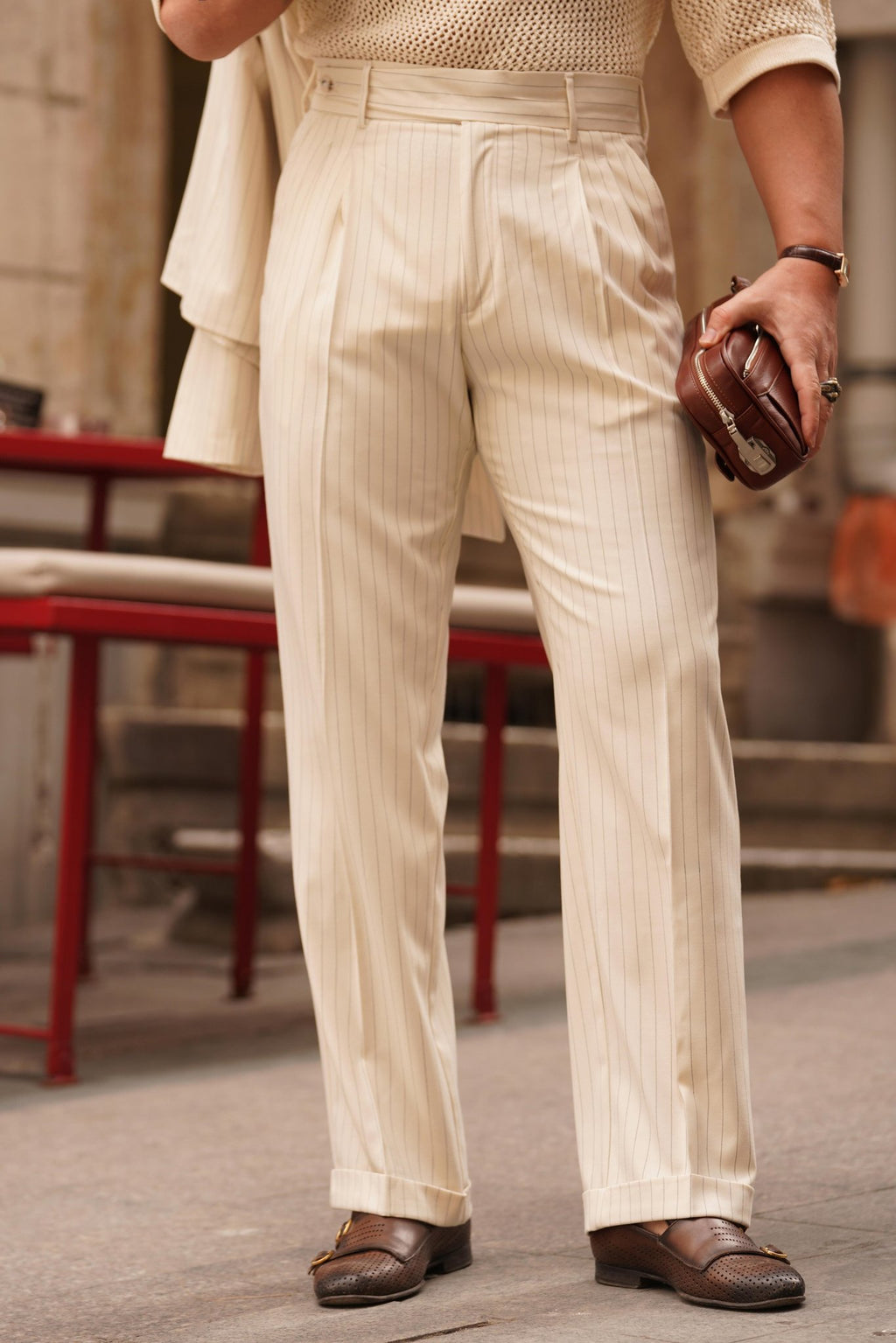 Hose in Ecru – italienischer Stil, Relaxed Fit, mit Doppelbundfalte, mit Gürteldetail, hohe Taille