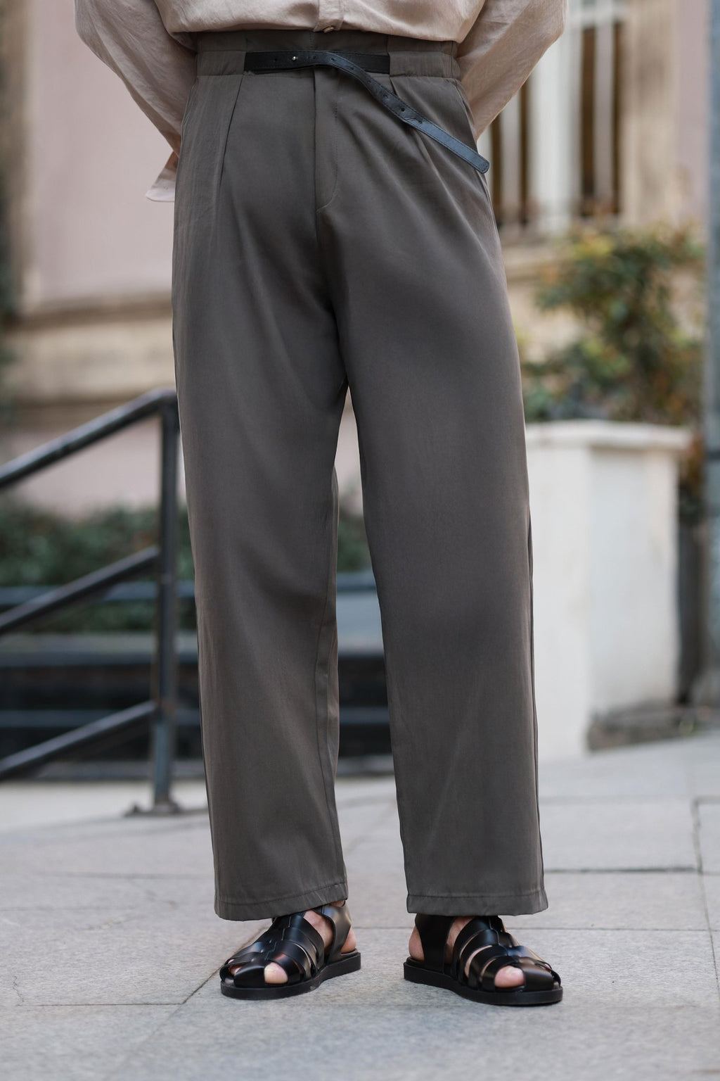 Premium Qualität Hose in Khaki – mit Ledergürtel-Detail, Casual, Boyfriend, hohe Taille