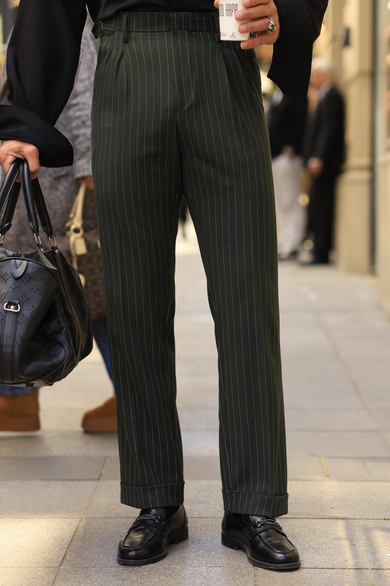 Erstklassig Hose in Khaki – mit Doppelbundfalte, mit seitlichem Hakenverschluss und Streifendetail, hohe Taille