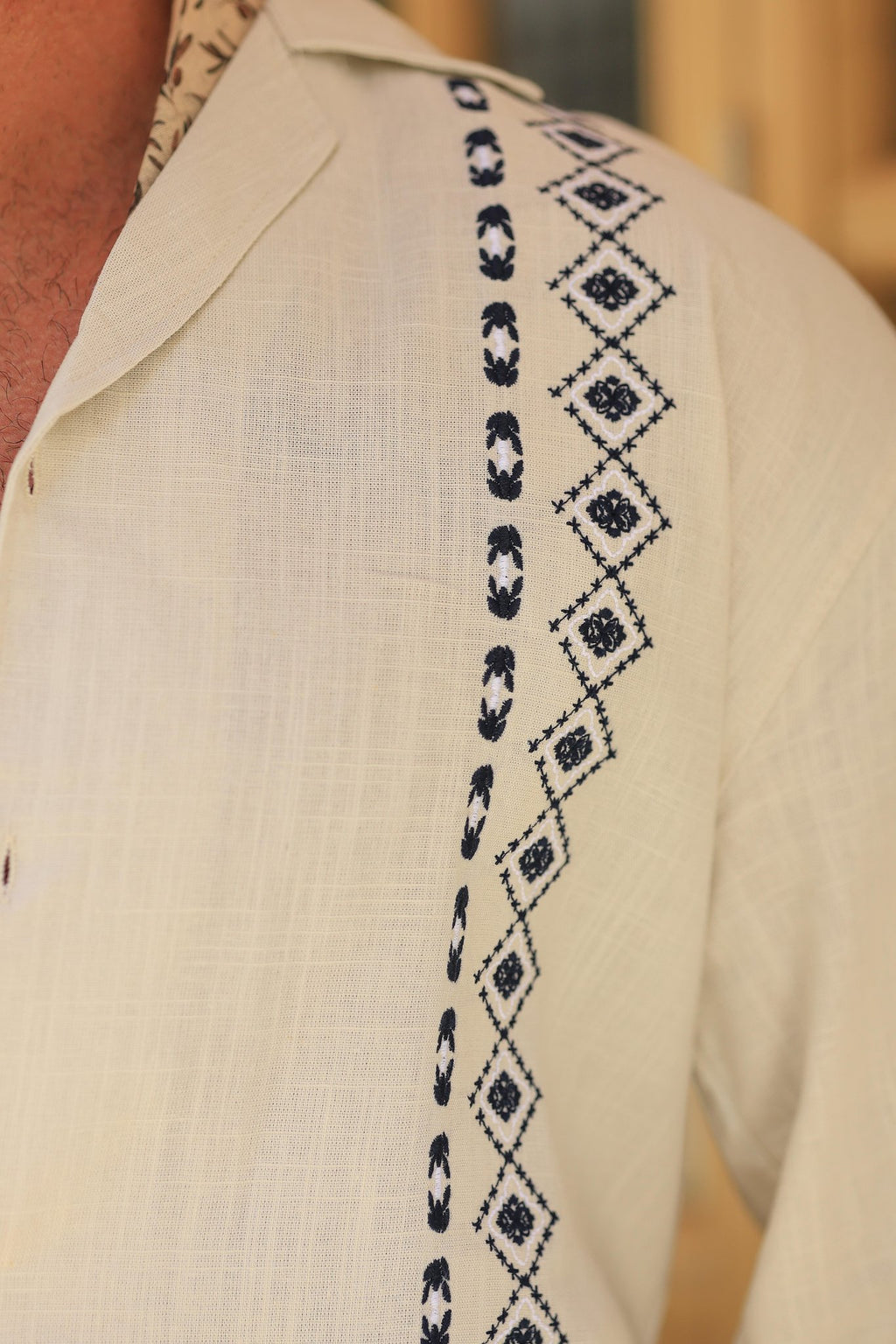 Premium Qualität Hemd in Beige – 70% reines Leinen / 30% Baumwolle, mit Stickerei