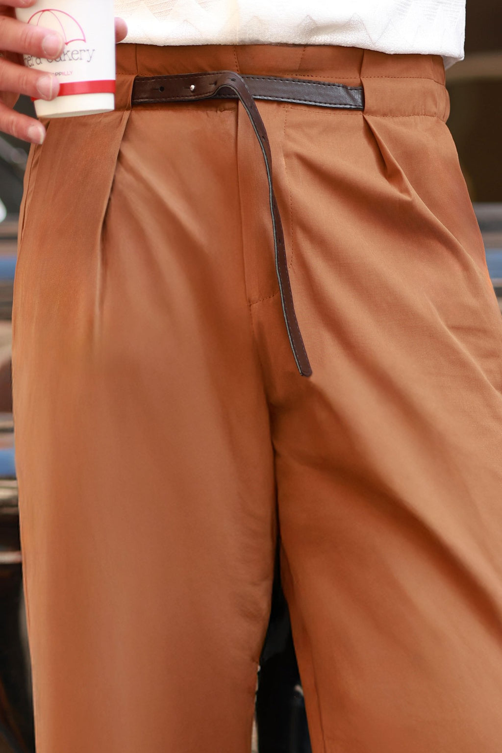 Premium Qualität Hose in Cognac – mit Ledergürtel-Detail, Casual, Boyfriend, hohe Taille