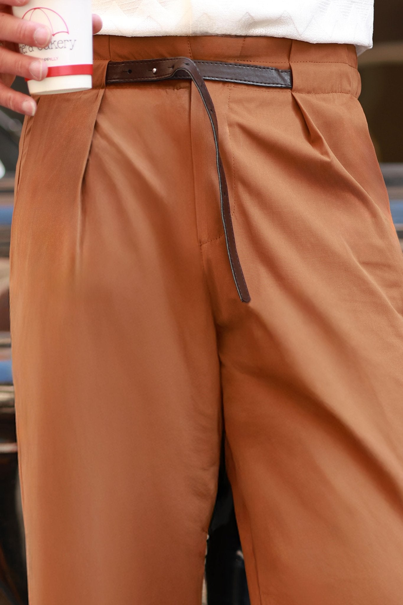 Premium Qualität Hose in Cognac – mit Ledergürtel-Detail, Casual, Boyfriend, hohe Taille