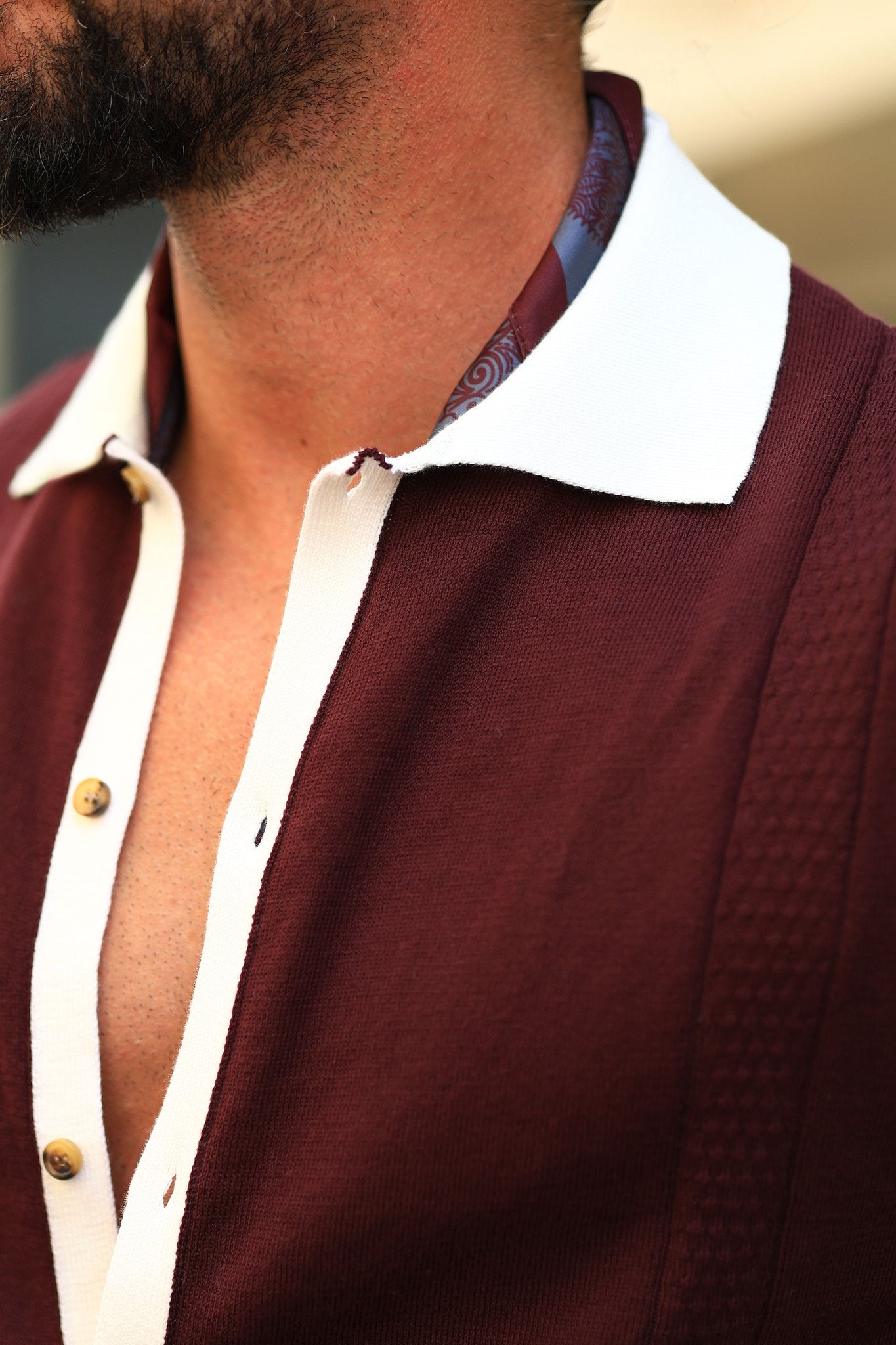 Premium Qualität Strickpullover in Bordeaux – italienischer Stil, mit Knöpfen, Regular Fit