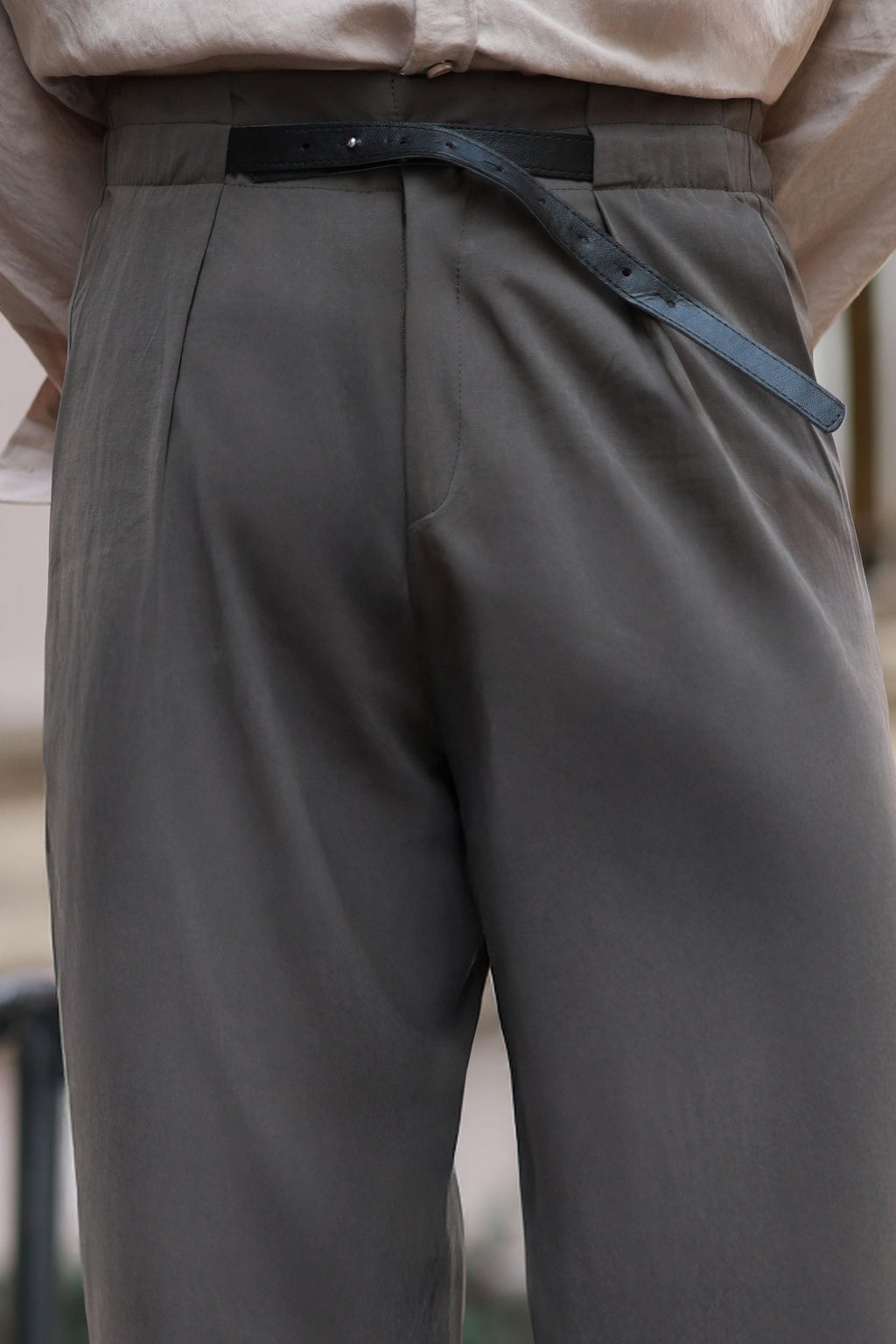 Premium Qualität Hose in Khaki – mit Ledergürtel-Detail, Casual, Boyfriend, hohe Taille