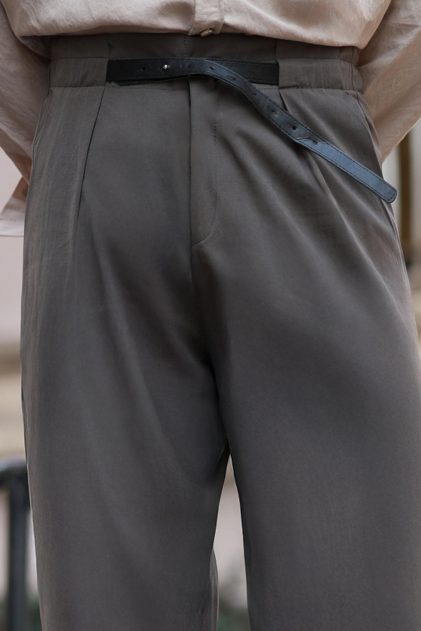 Premium Qualität Hose in Khaki – mit Ledergürtel-Detail, Casual, Boyfriend, hohe Taille