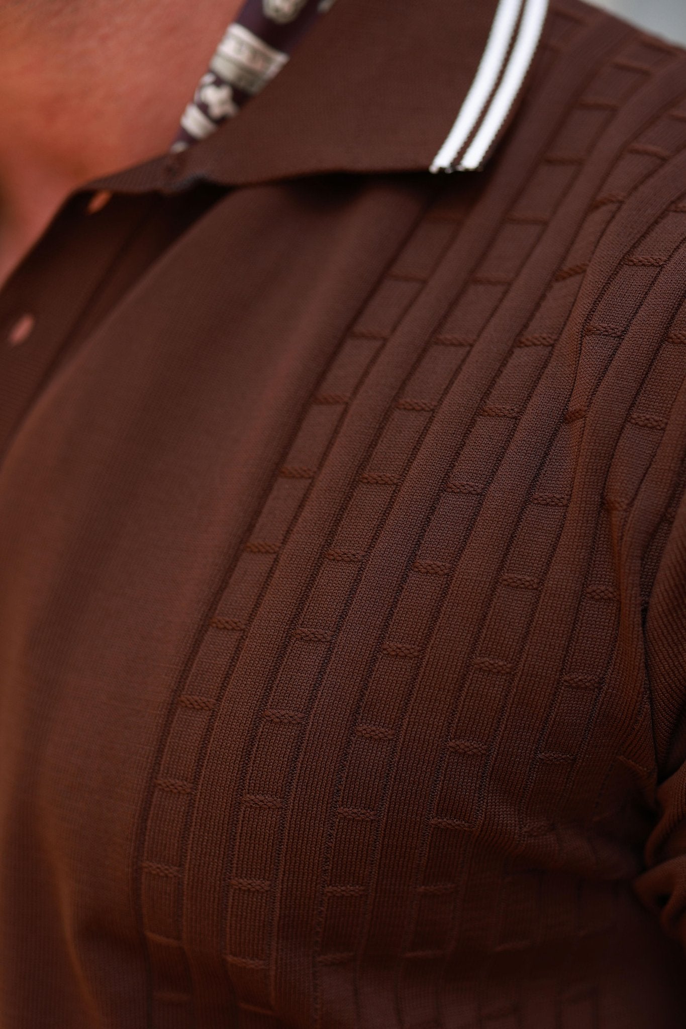 Premium Qualität Strickpullover in Braun – mit gestreiftem Jacquard-Kragen, Regular Fit