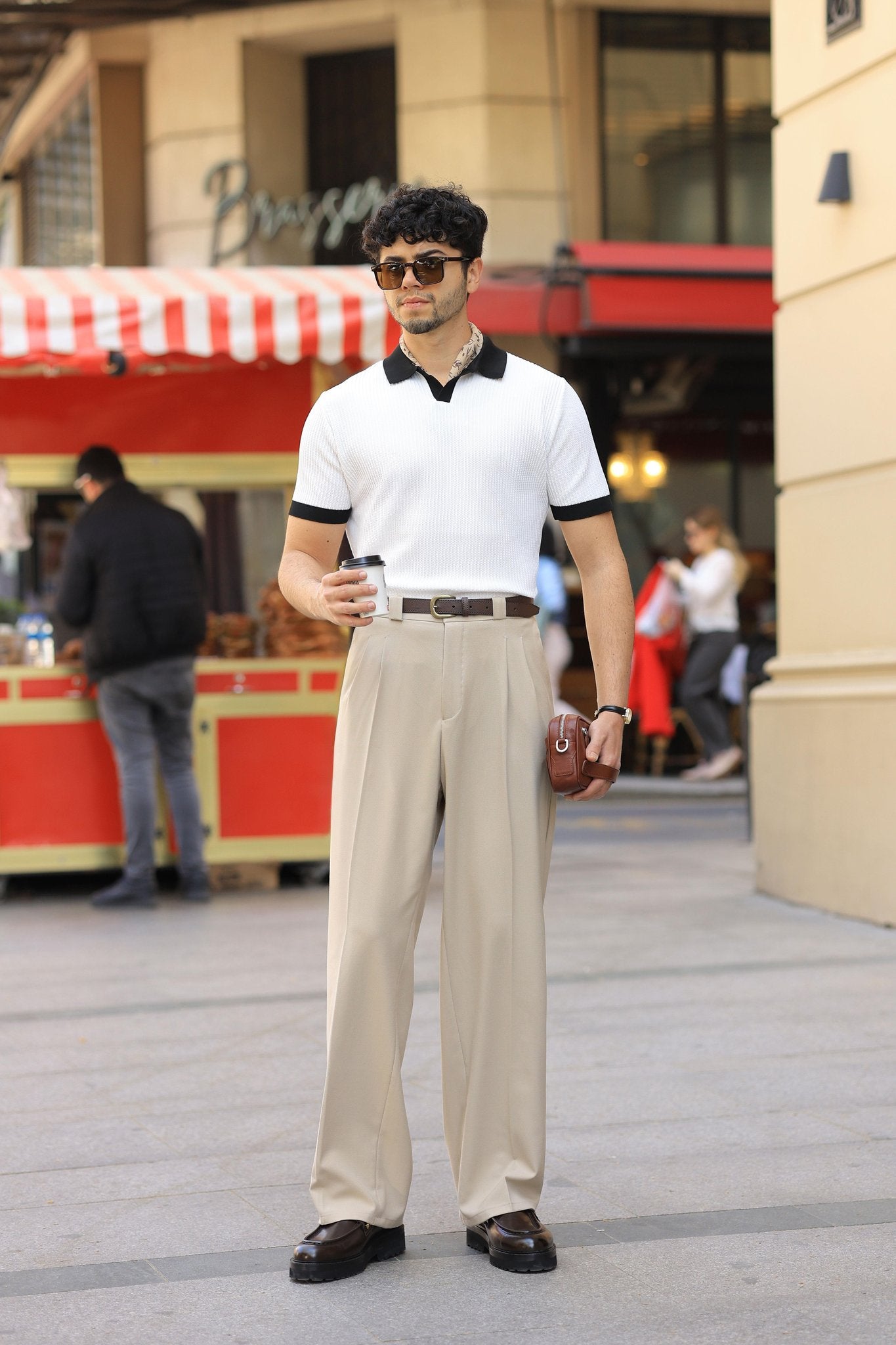 Premium Qualität Hose in Beige – mit Doppelbundfalte, hohe Taille, mit breiten Gürtelschlaufen, Baggy Fit