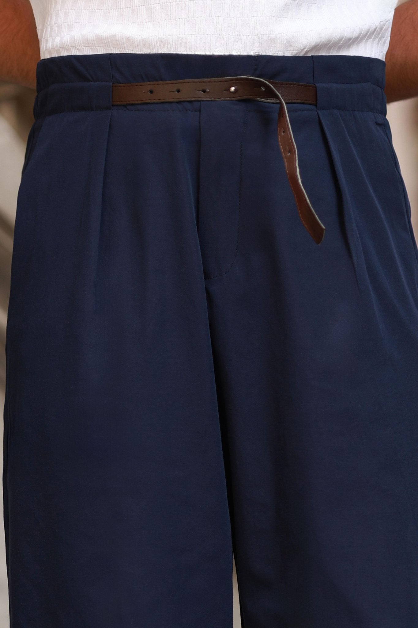 Premium Qualität Hose in Marineblau – mit Ledergürtel-Detail, Casual, Boyfriend, hohe Taille