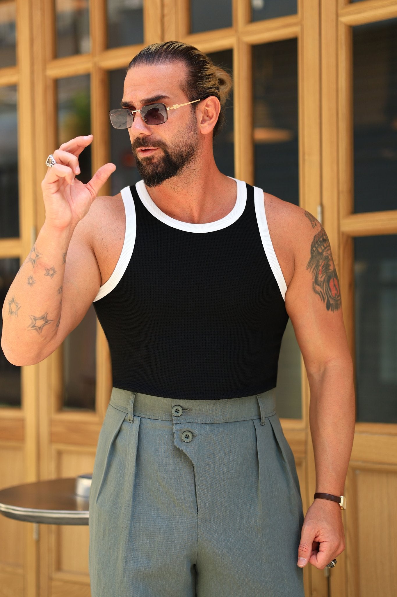 Premium Qualität Tanktop in Schwarz – strukturiert, mit Kontrast-Paspel, Slim Fit