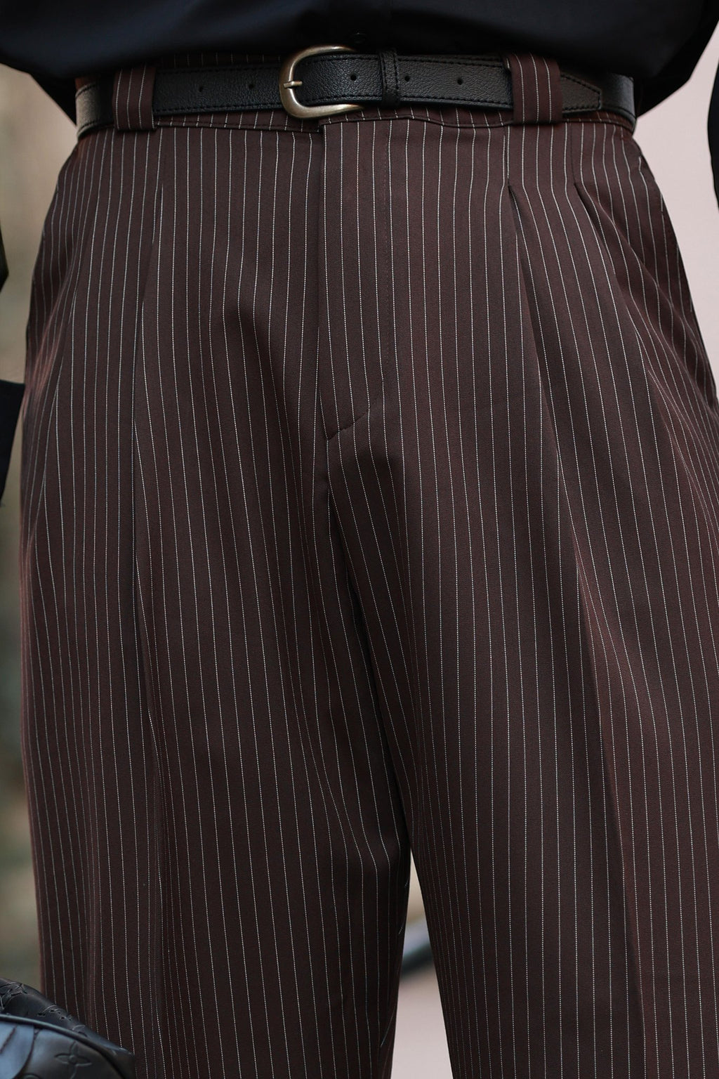Premium Qualität Hose in Braun – mit Streifendetail, mit Doppelbundfalte, Boyfriend, hohe Taille
